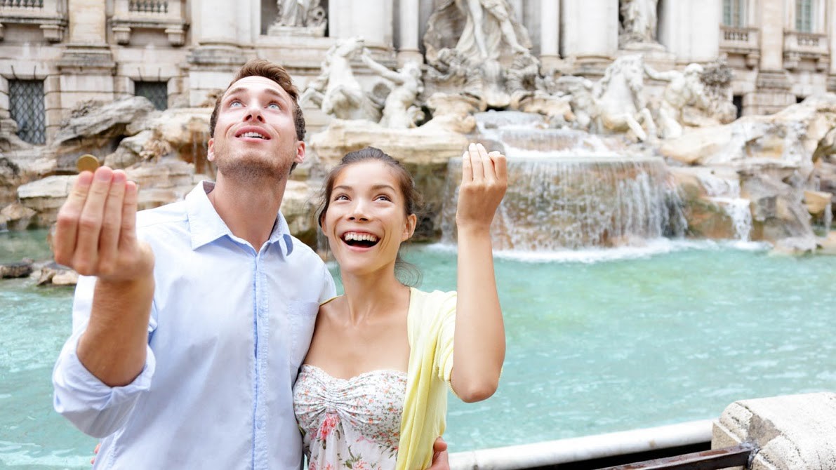 Münzen in den Trevi-Brunnen werfen bringt Glück