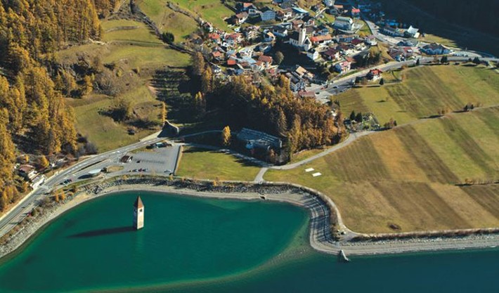 Blick von oben auf den Kirchturm von Curon