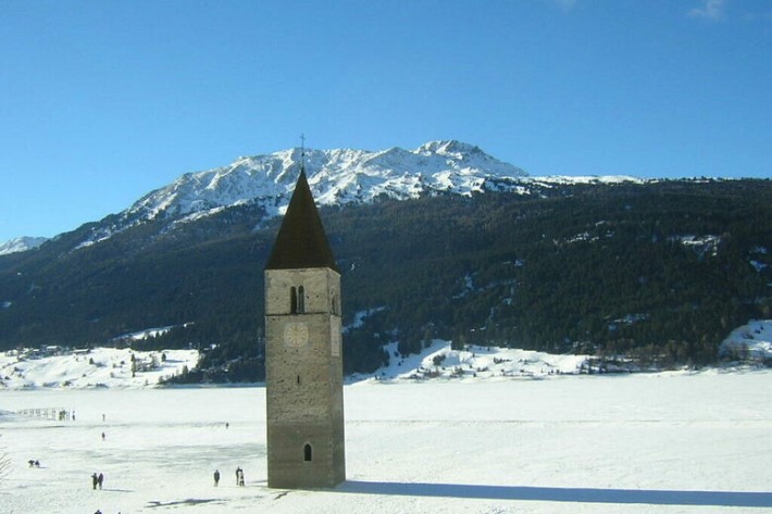 Curon im Winter: Der Kirchturm im zugefrorenen See