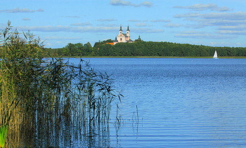 Kirche in der masuren Seenlandschaft