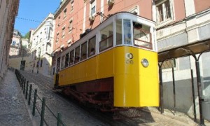 Kabelbahn in den engen Gassen Lissabons 